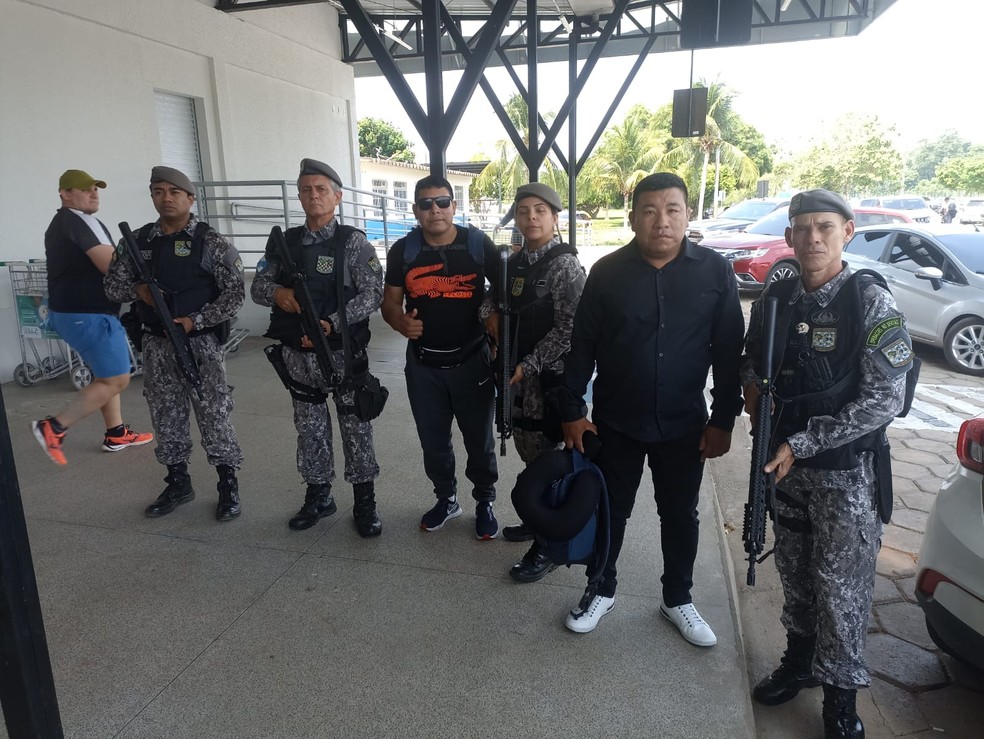 Força Nacional durante escolta do cacique dos Arara e de Tymbek do aeroporto no Pará até a aldeia — Foto: Reprodução
