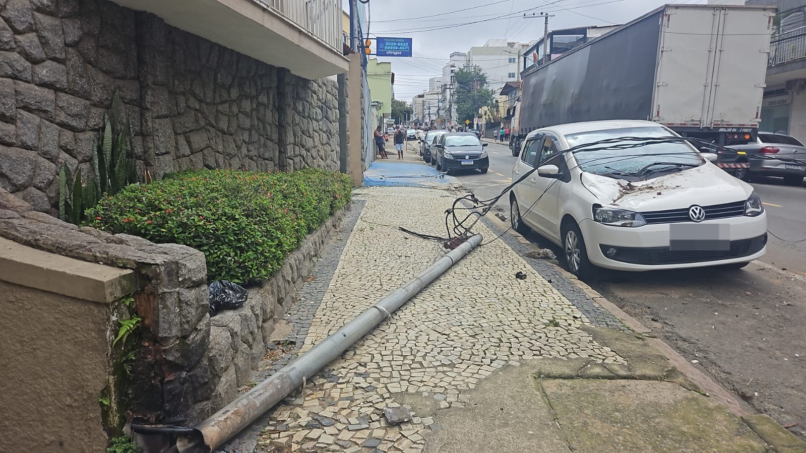 VÍDEO: caminhão arrasta cabos de energia e derruba poste na Avenida Olegário Maciel, em Juiz de Fora