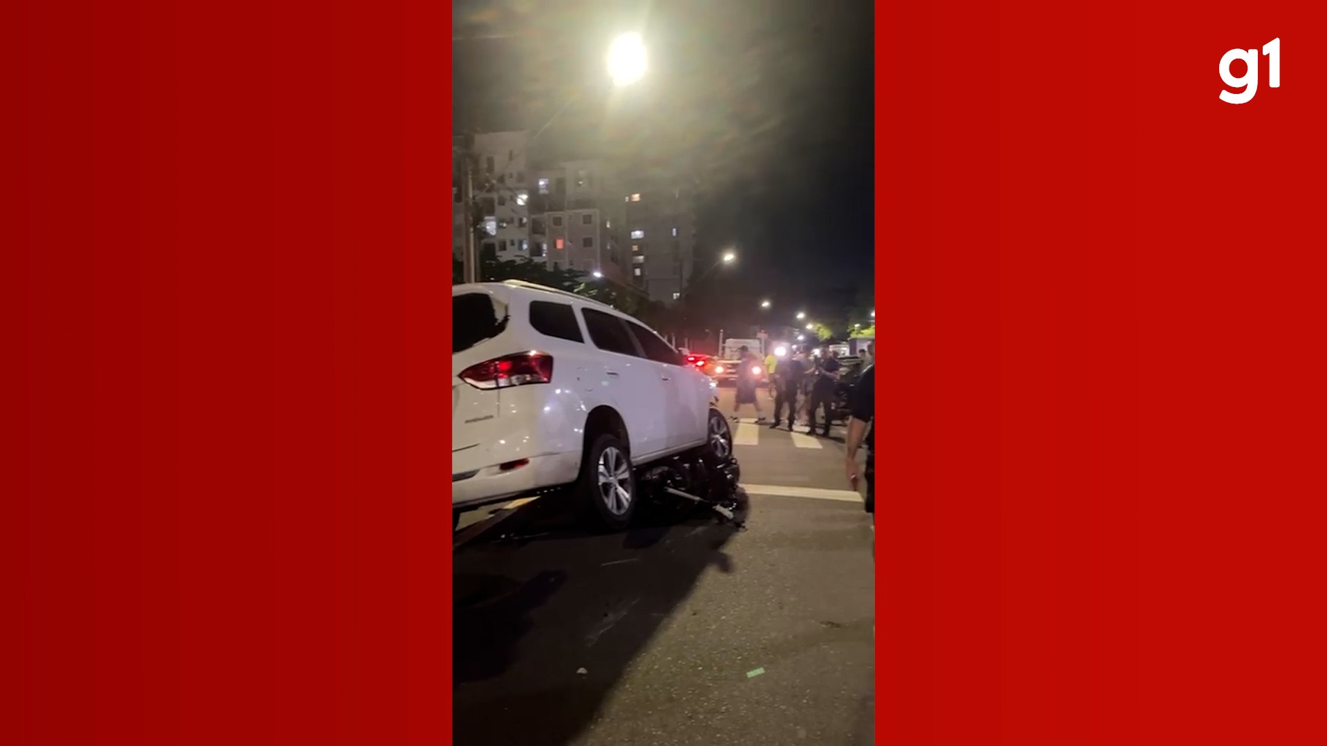 VÍDEO: Após colisão, mulher dirige por quase 2 km arrastando moto de entregador em Manaus
