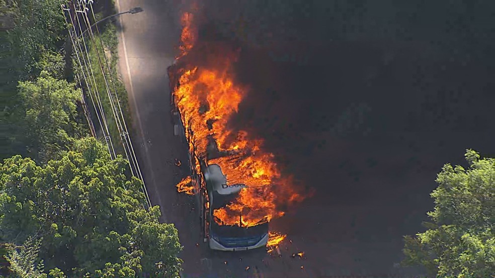 Ônibus queimado por criminosos na Zona Oeste do Rio — Foto: Reprodução/TV Globo