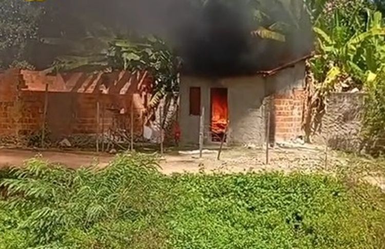 Imóvel é destruído por incêndio na Zona Sul de Aracaju