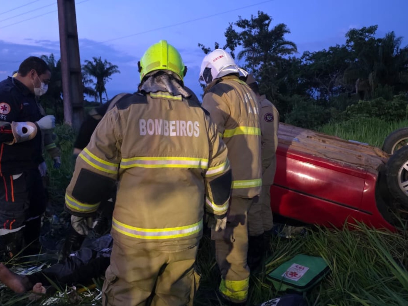 Roda se solta, motorista perde controle e carro capota em rodovia no Acre; dois ficaram feridos
