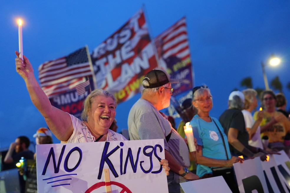 Dee Cahill, de Margate, na Flórida, segura um cartaz com os dizeres “No Kings” enquanto participa de um protesto pró-democracia e anti-Trump em frente à propriedade de Trump em Mar-a-Lago, em Palm Beach (Flórida), na quinta-feira, 17 de julho de 2025. — Foto: AP Photo/Rebecca Blackwell, File