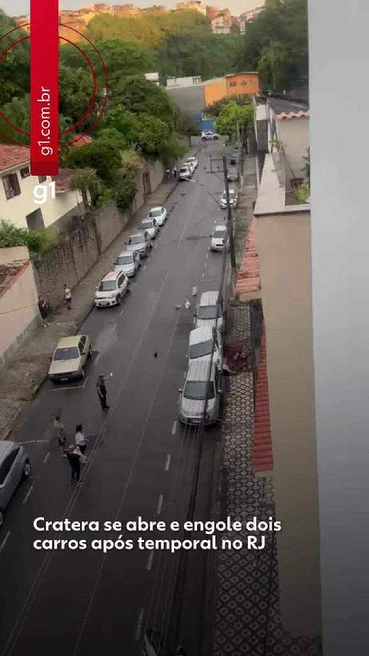 VÍDEO: Veja momento em que cratera se abre e engole dois carros após temporal no interior do RJ