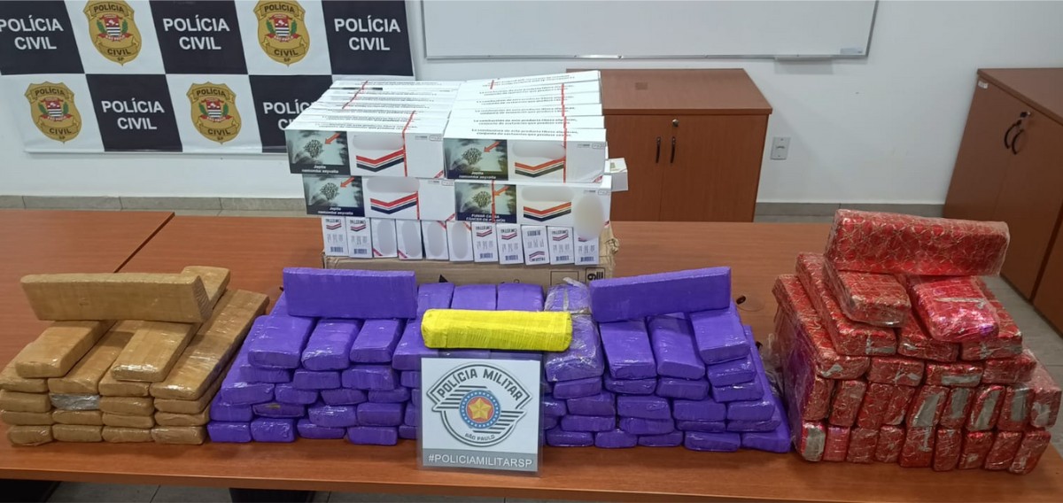 Homem que transportava maços de cigarro e tijolos de maconha é preso após capotar carro em rodovia do interior de SP