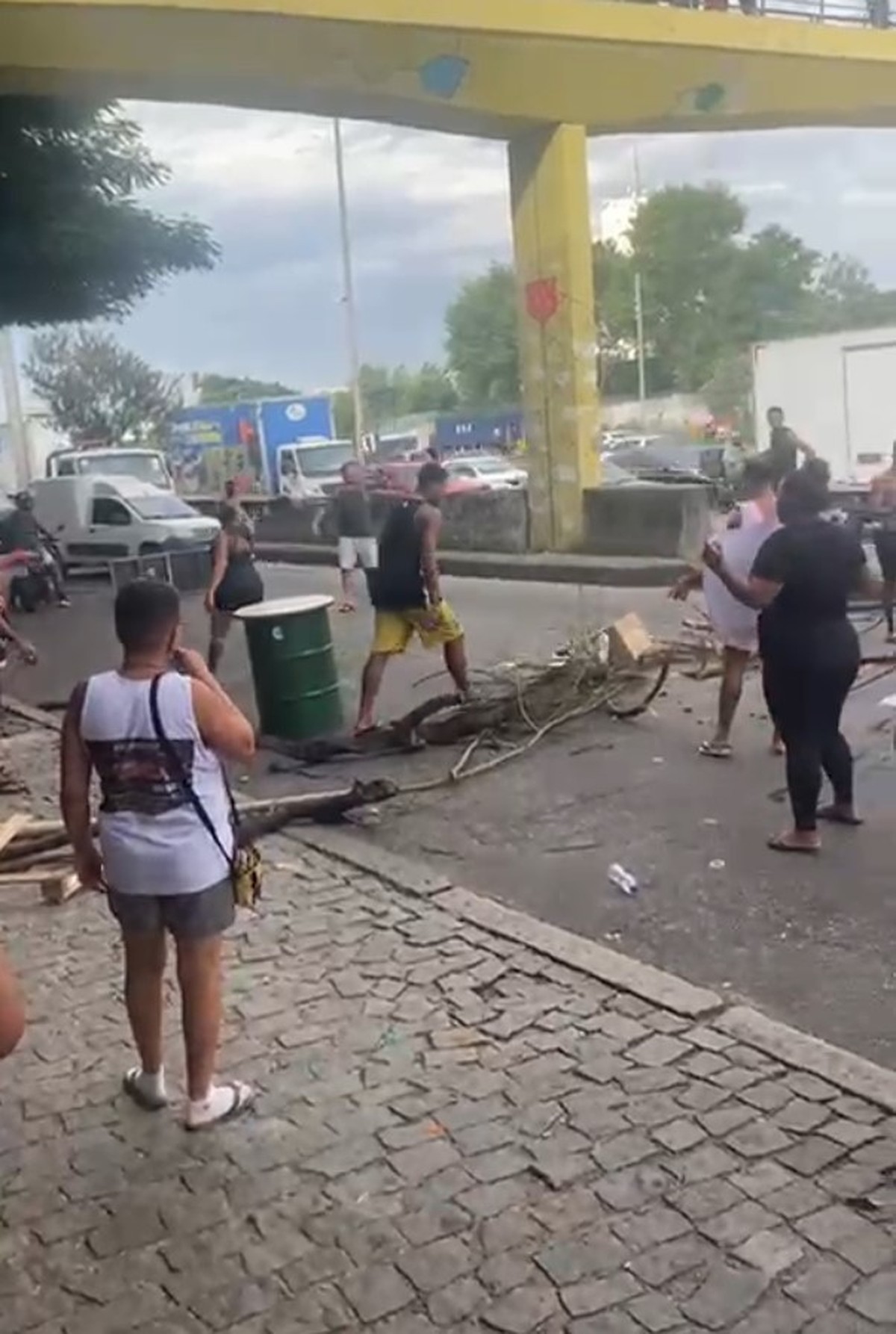 Manifestação interdita a Avenida Brasil na Zona Norte do Rio | Rio de Janeiro