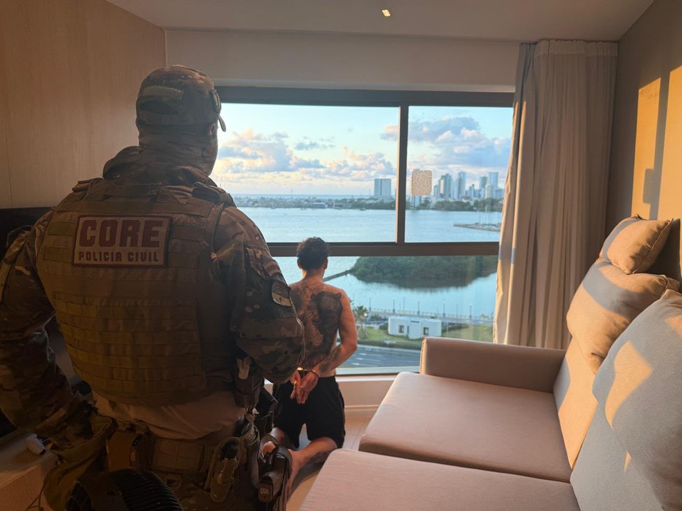 Suspeito de envolvimento em organização criminosa foi encontrado em um apartamento de luxo no Cais José Estelita — Foto: Polícia Civil/Divulgação