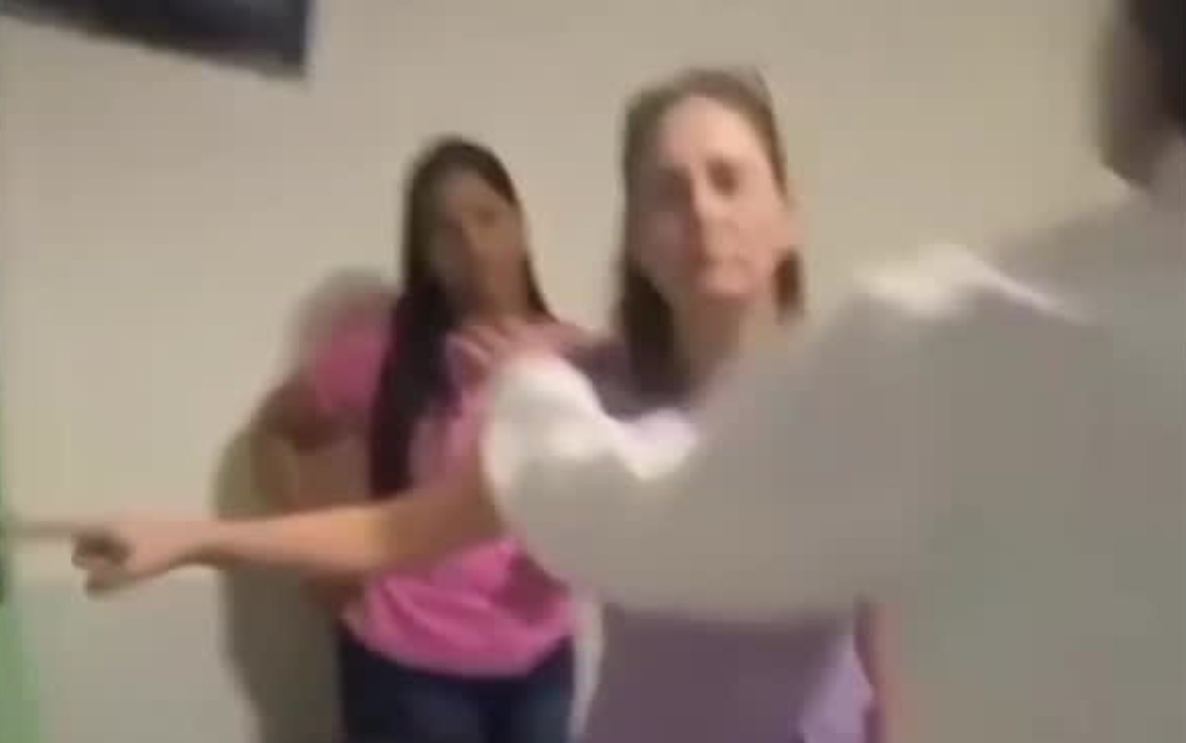 Mulher é agredida por esposa de médico durante consulta ginecológica; VÍDEO