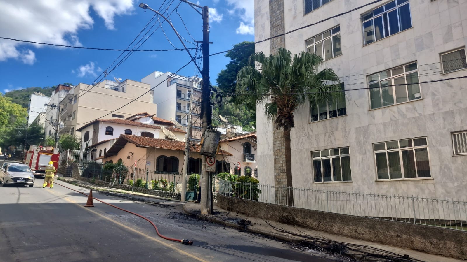 VÍDEO: Transformador pega fogo e deixa mais de 100 moradores sem energia elétrica em Juiz de Fora