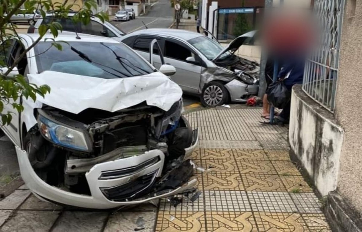 Batida Entre Dois Carros Deixa Mulher Ferida Em Volta Redonda Sul Do Rio E Costa Verde G1 5232