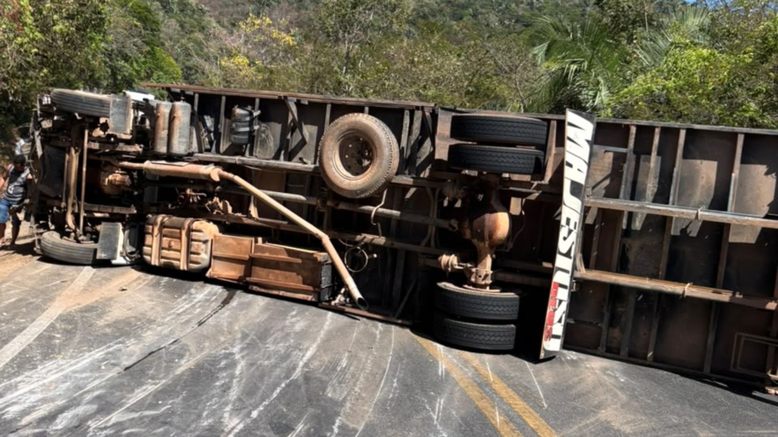 Tombamento de veículo interdita totalmente trecho da BR-222 no Ceará