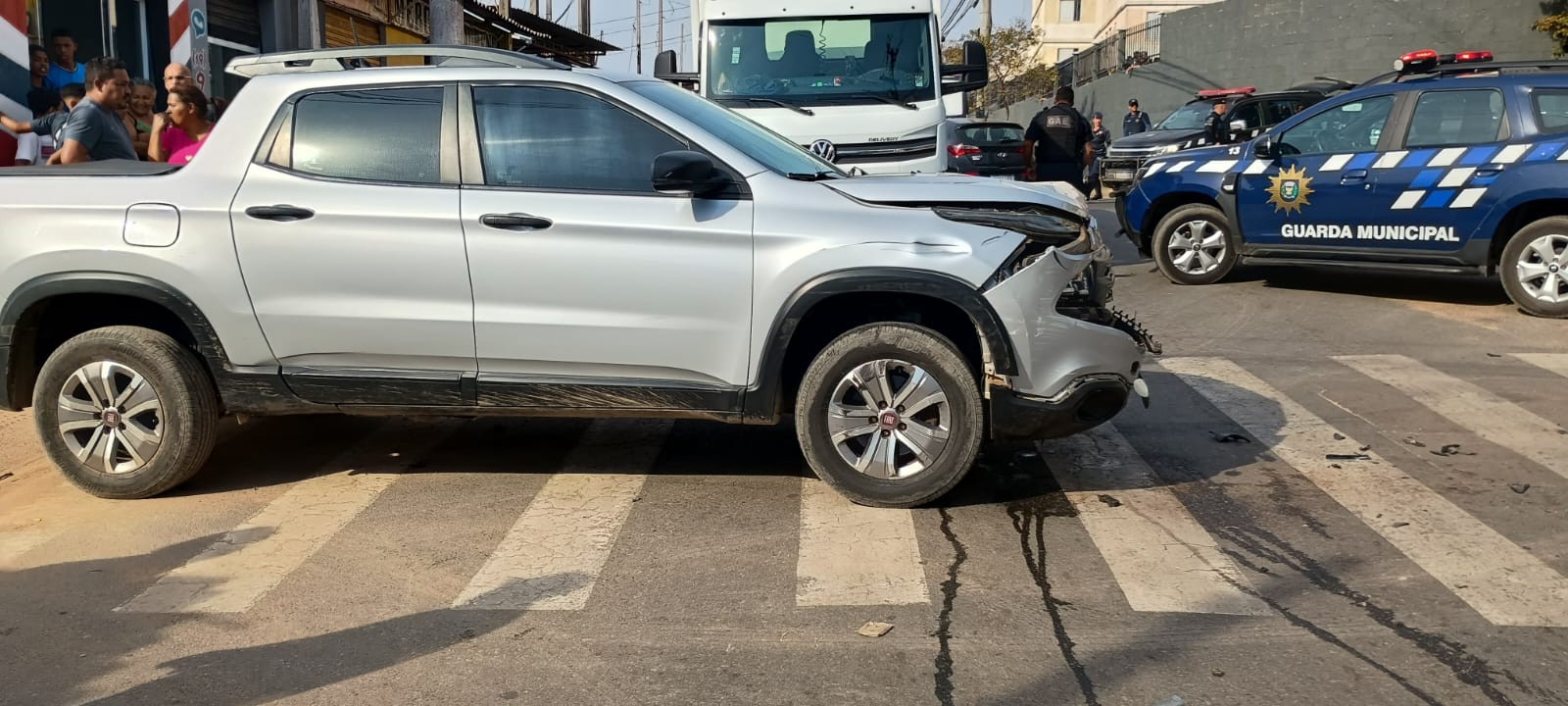 Motorista de carro roubado bate em 6 veículos durante perseguição, abandona adolescente e foge a pé em Campinas
