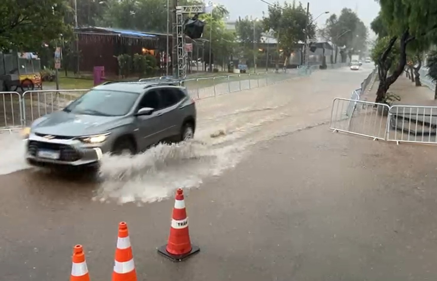 Tempestade inunda avenida e adia desfile das escolas de samba de São Roque