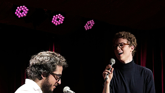 Ayrton Montarroyos e João Camarero pulsam afinados em show feito no Rio no compasso de ‘músicas do coração’ -