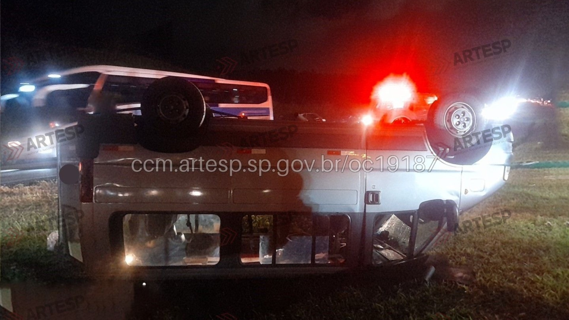 Van com 14 passageiros capota e causa congestionamento na Rodovia dos Bandeirantes em Jundiaí