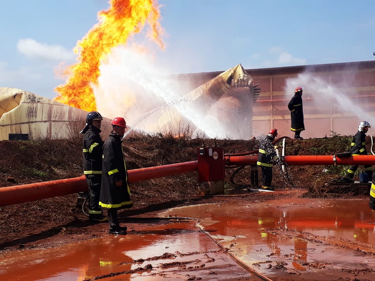 Depósito pega fogo e bombeiros utilizam 3 mil litros de água no combate -  Oeste Mais