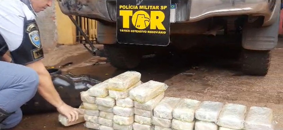 Quase 50 quilos de pasta base de cocaína estavam escondidos no tanque de combustível de uma caminhonete de luxo que foi abordada pela fiscalização em Teodoro Sampaio (SP) — Foto: Polícia Militar Rodoviária