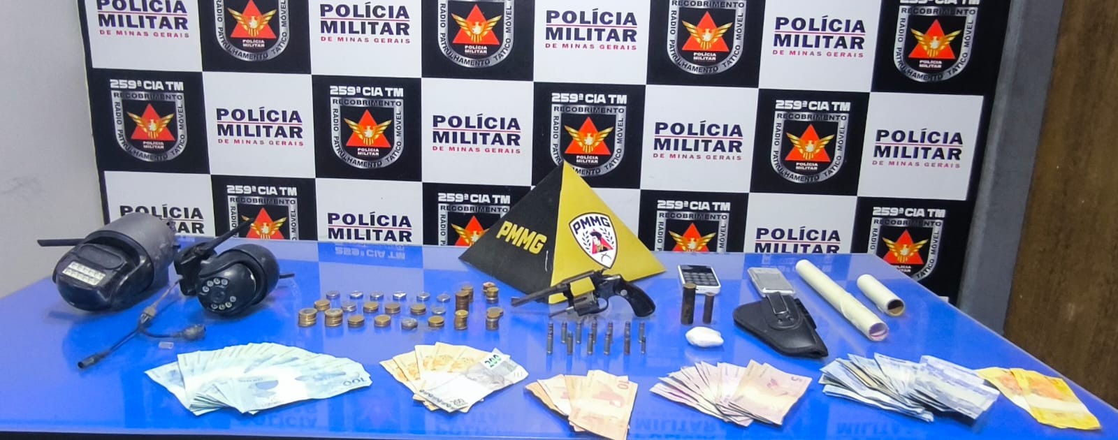 Após denúncias, PM apreende cocaína, revólver e mais de R$ 2,5 mil em Pirapora