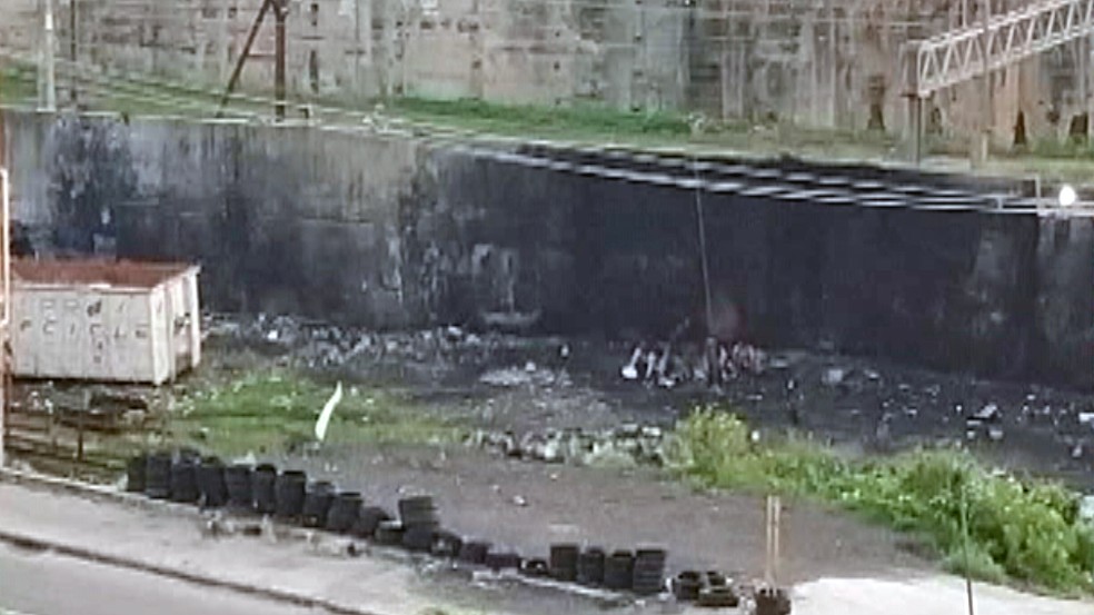 Terreno onde havia ferro-velho ainda recebe materiais furtados — Foto: Reprodução/TV Globo