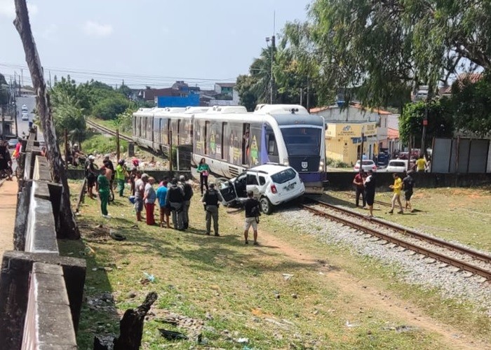 VLT atinge carro em linha de trem de Natal 