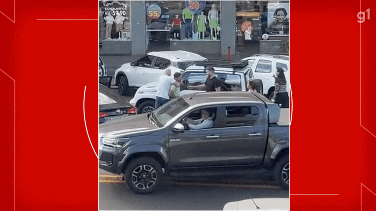 VÍDEO: homem com filho de 5 anos no carro é detido com 'mata-leão' por policiais civis; criança foi deixada no local 