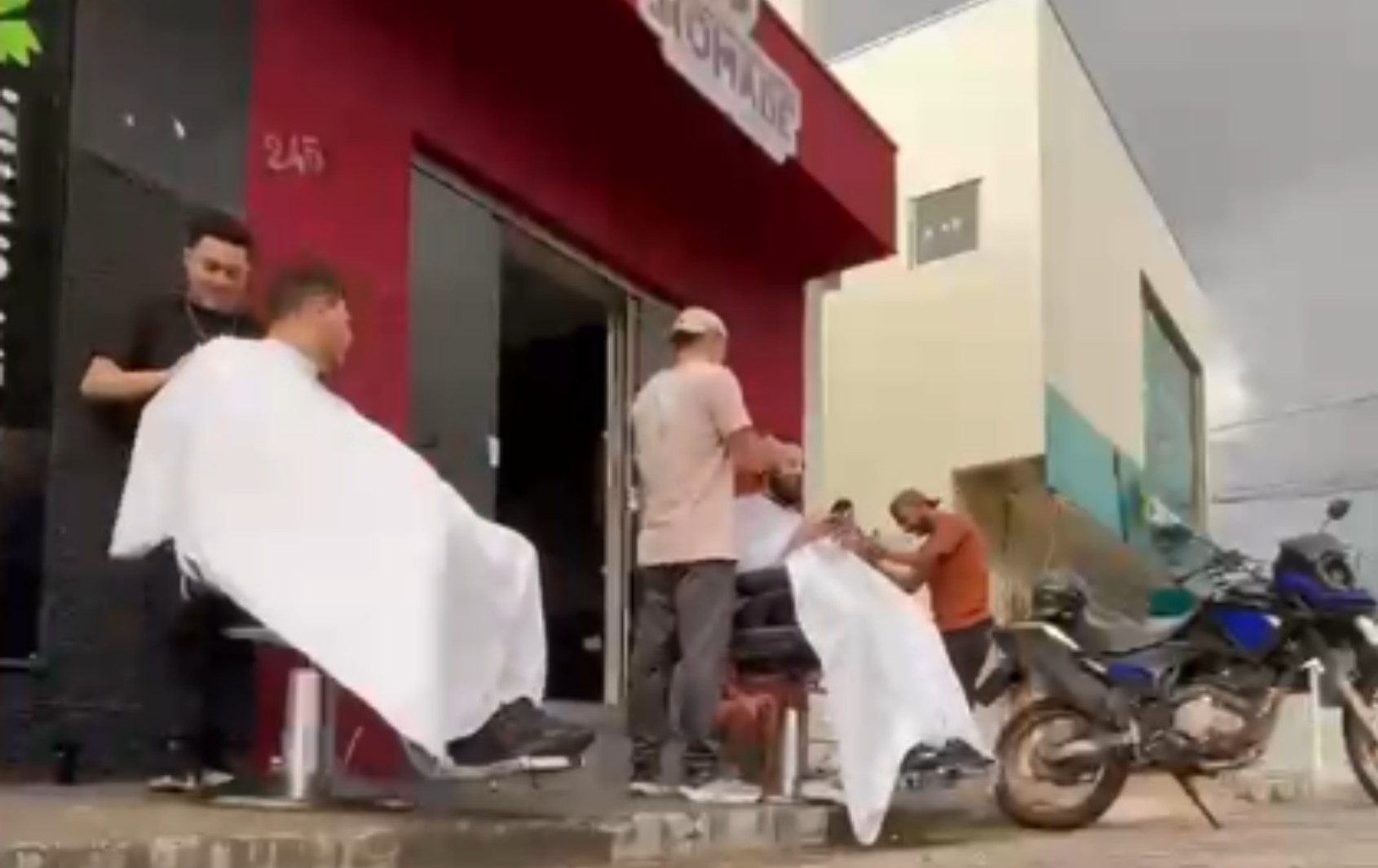 Sem energia, barbeiros improvisam atendimento na calçada e usam luz do sol para continuar cortes em MG