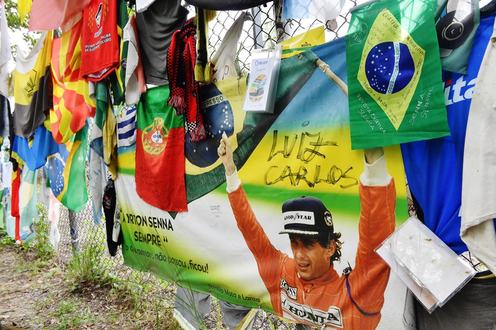 Bandeiras em homenagem a Ayrton Senna são colocados na parte de fora do alambrado que delimita a pista de Imola, na Itália — Foto: Jennifer Lorenzini/Reuters