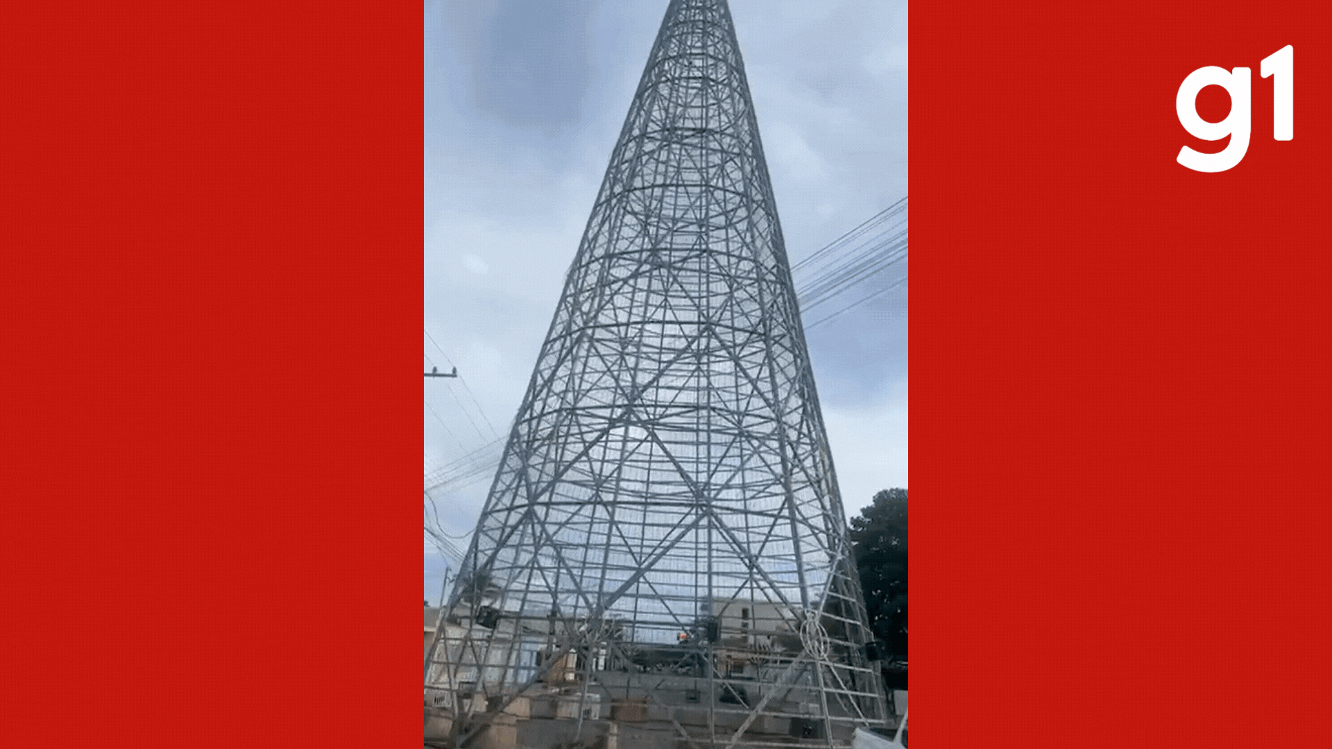 Decoração de parar o trânsito: cidade de MT instala árvore de Natal no meio da rua e bloqueia passagem de carros