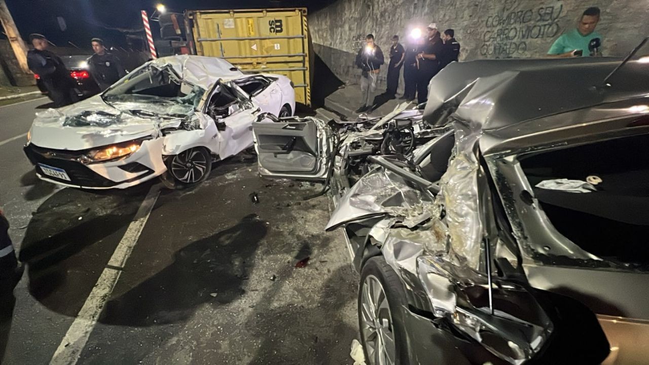Carreta e dois carros se envolvem em acidente na Avenida das Torres, em Manaus