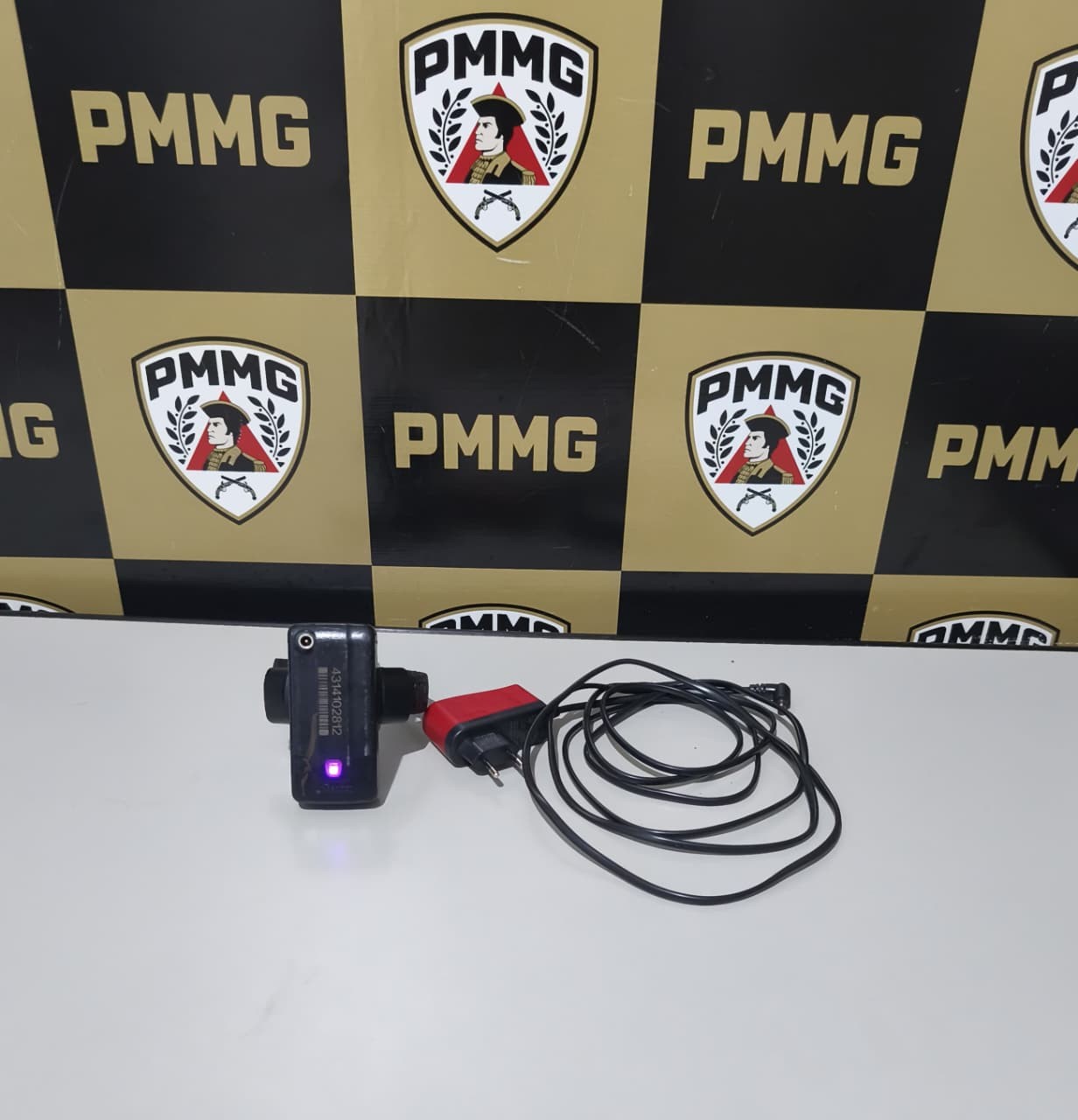 Homem que cumpria pena por homicídio é preso ao romper tornozeleira com faca de cozinha e ameaçar ex