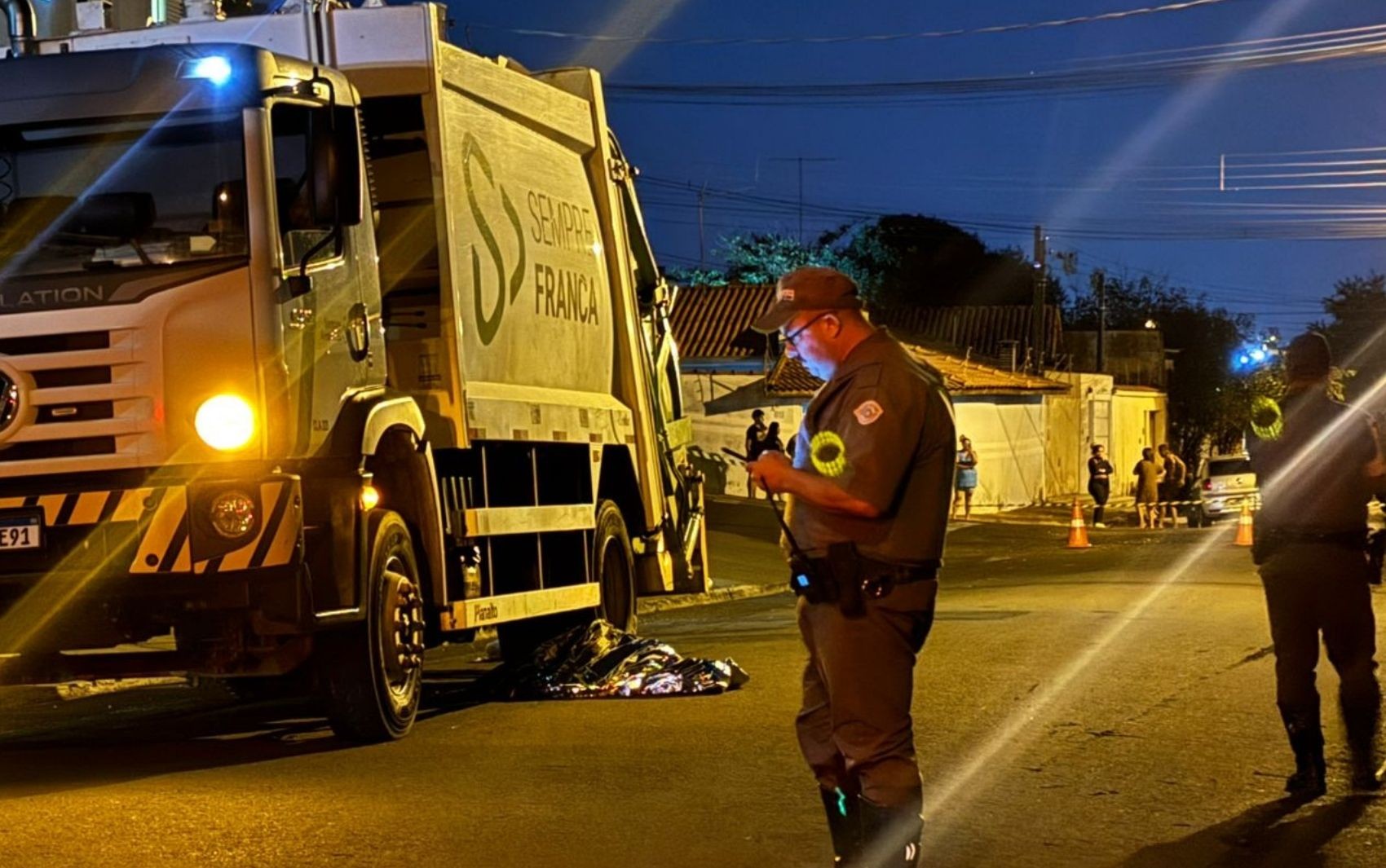Trabalhador morre atropelado por caminhão da coleta de lixo em Franca, SP