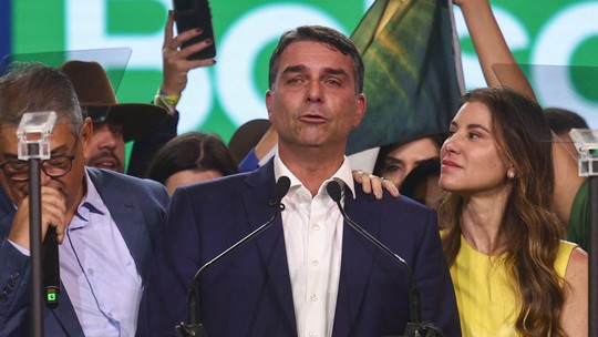 Em discurso marcado por referências a Jair, Flávio Bolsonaro agradece familiares e chora ao falar do pai
