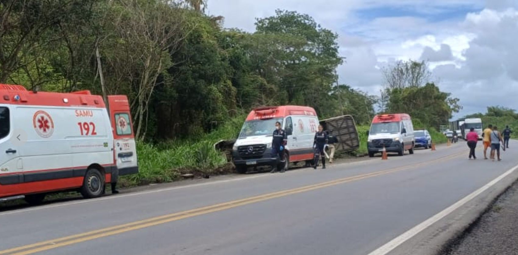 Cinco pessoas ficam feridas em acidente com micro-ônibus na BR-101 em Sergipe