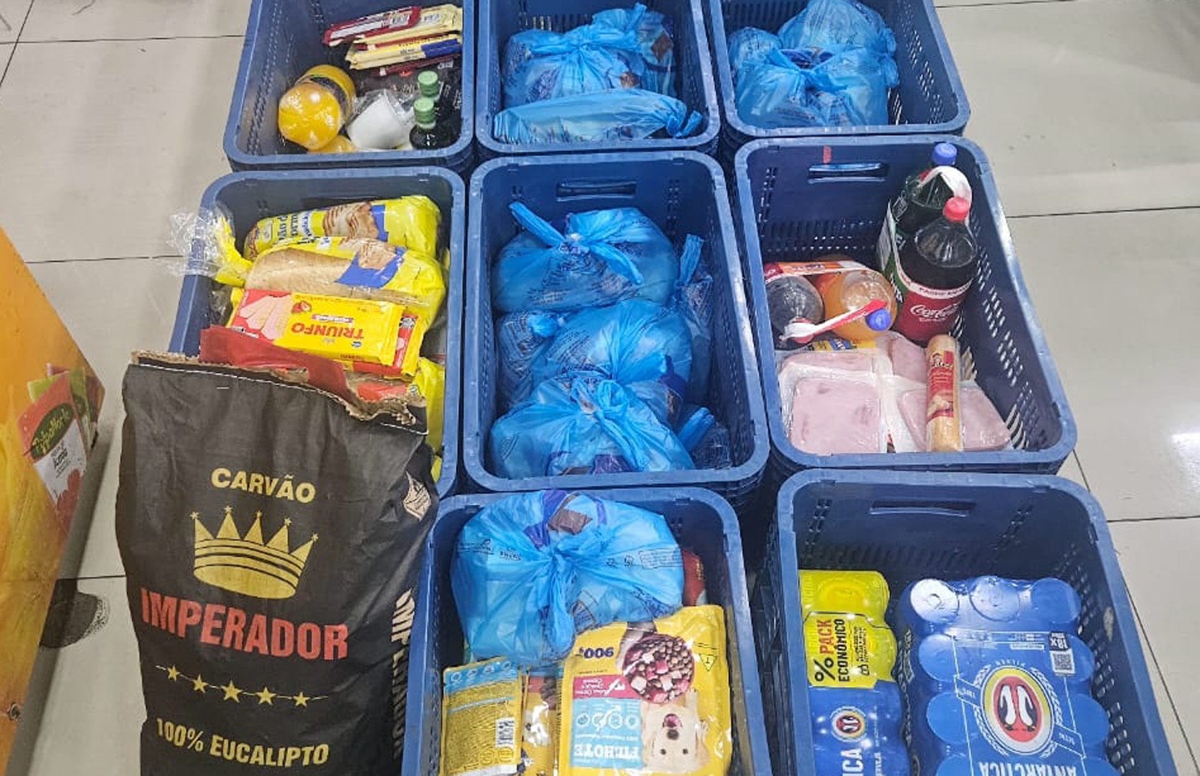 Mulher é presa ao furtar dois carrinhos cheios de produtos de supermercado em Franca, SP; vídeo