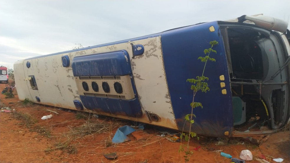 Ônibus capota e cai em ribanceira na BR-251; 25 pessoas ficaram feridas