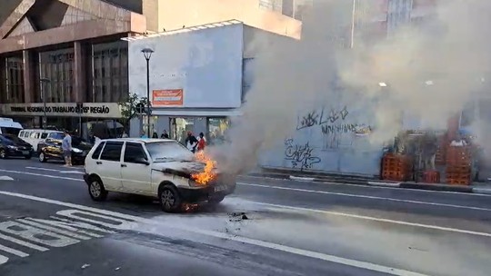 Carro pega fogo e interdita faixa na Av. Francisco Glicério - Foto: (Naldo Araújo)