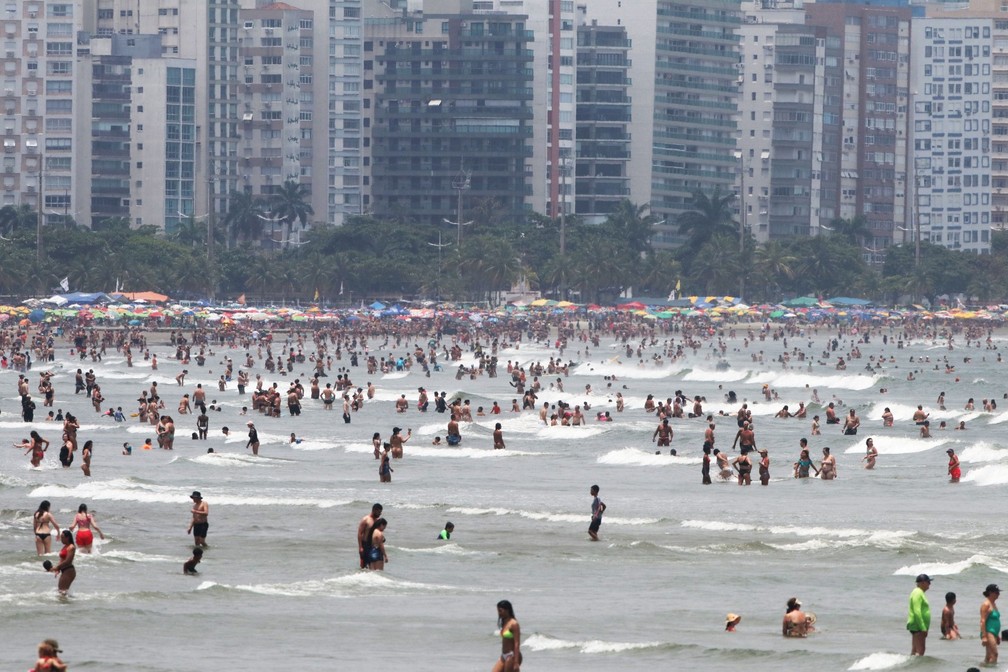 Santos bate 42,3ºC e registra o dia mais quente do ano com praias