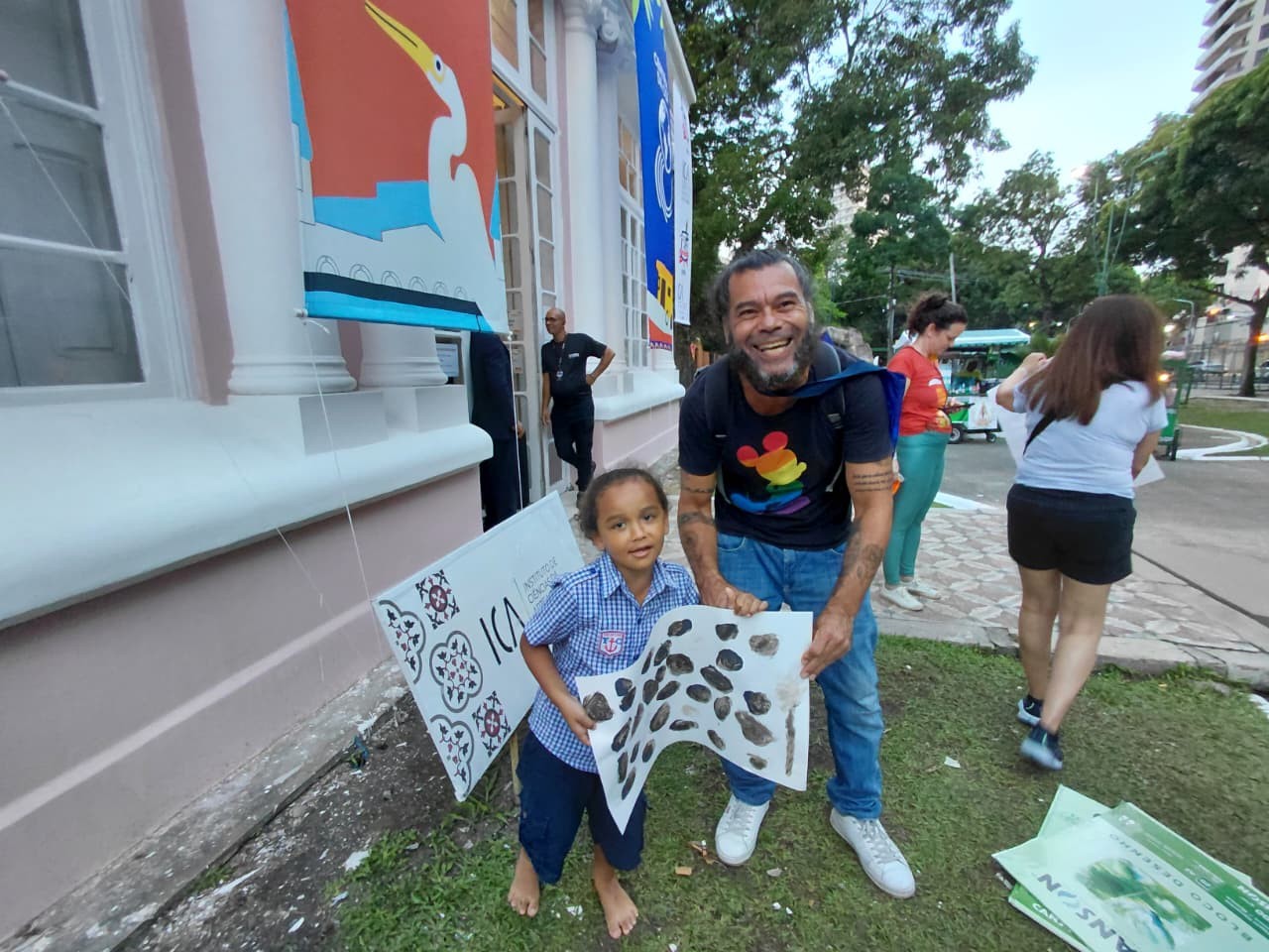 Cartazes feitos com cinzas de florestas queimadas são usados na Marcha pelo Clima da COP em Belém: 'Do fogo ao protesto'