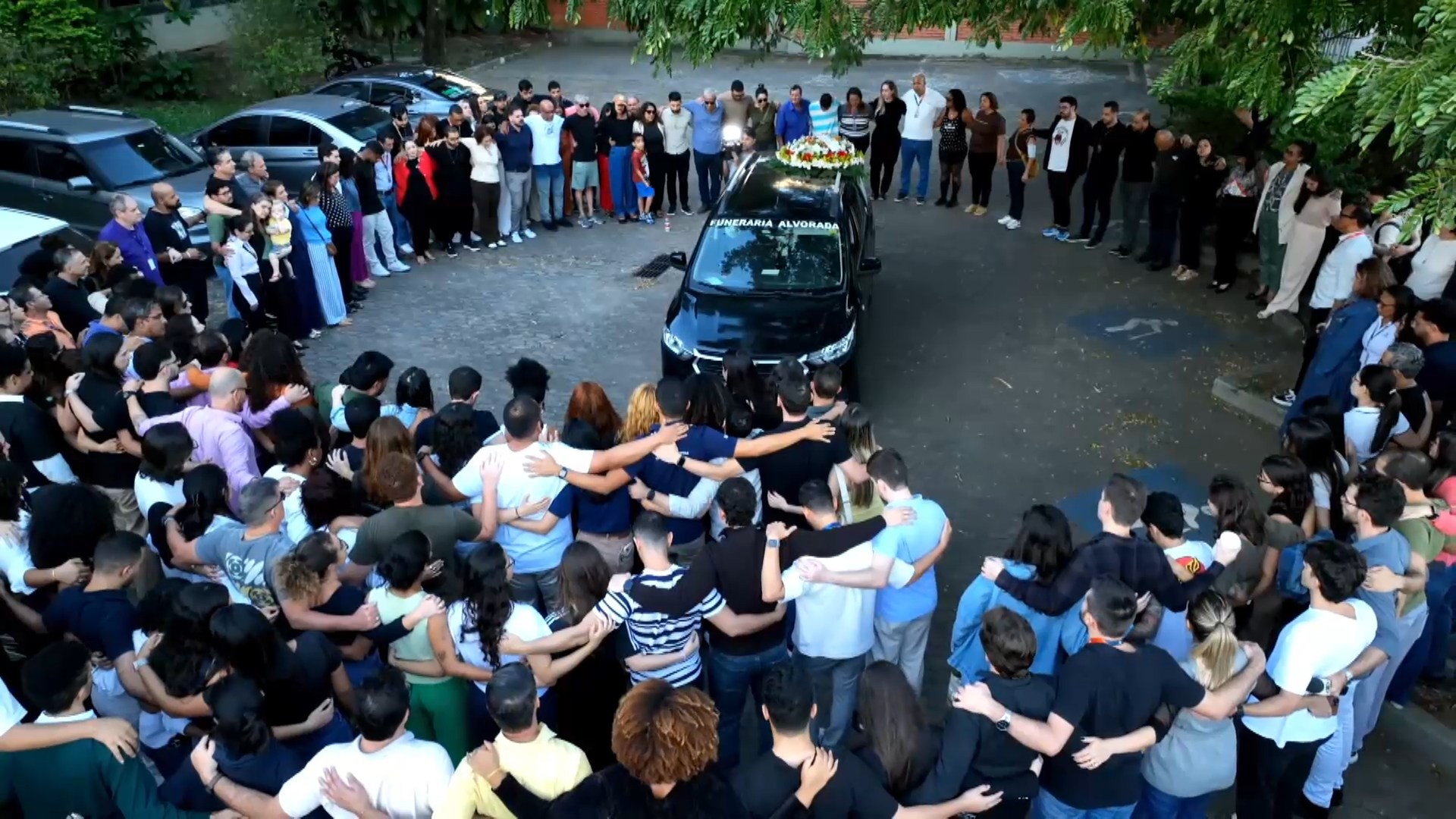 Morte de Caíque Verli: amigos e colegas de profissão se despedem do repórter em Vitória; veja VÍDEO