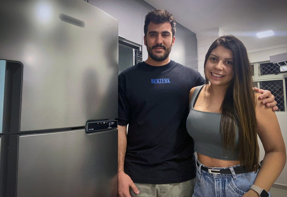 O taxista Igor Dezan e a farmacêutica Aline Ribeiro reformaram e equiparam o apartamento. Consumo de bens duráveis ajudou a impulsionar o PIB de 2024. — Foto: Arquivo pessoal