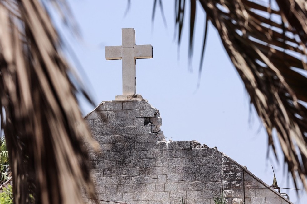 Igreja Católica na Faixa de Gaza foi atingida por ataque de Israel, em 17 de julho de 2025 — Foto: Omar Al-Qattaa/AFP