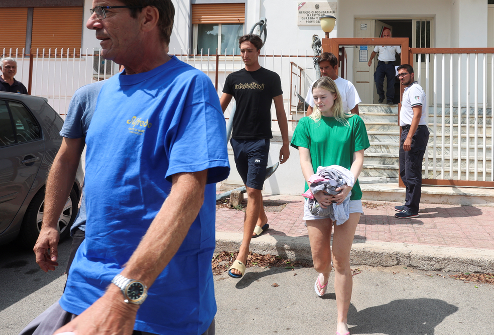 Passageira que sobreviveu ao naufrágio de iate após ser atingido por tornado na costa da Sicília, na Itália, deixa o prédio da Guarda Costeira italiana, em Palermo, em 19 de agosto de 2024. — Foto: Igor Petyx/ Reuters