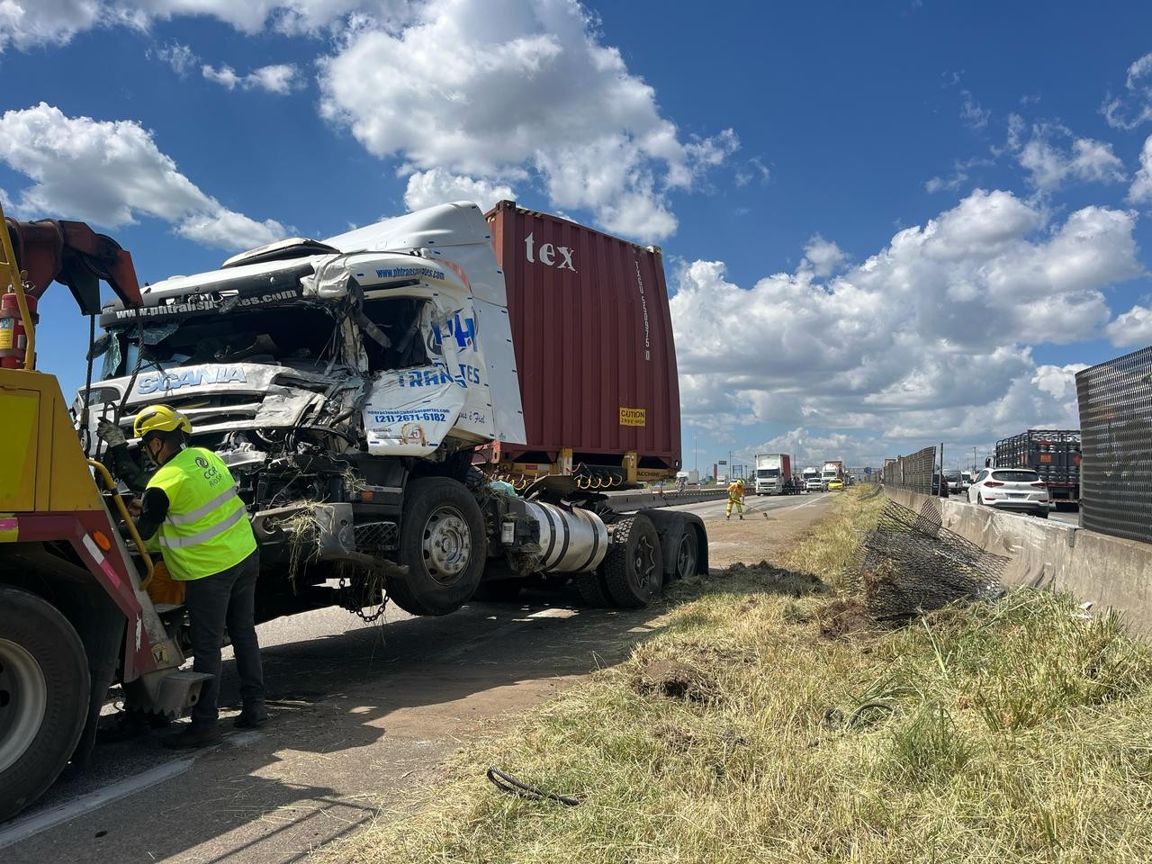 Acidente com carreta interdita sentido SP da Dutra, em Jacareí