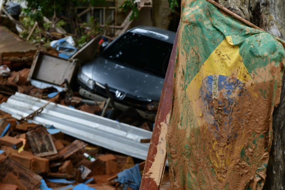 Carro ficou destruído em Mimoso do Sul no Espírito Santo, bandeira do Brasil — Foto: Fernando Madeira/A Gazeta