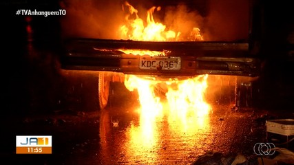 Veículo conduzido por idoso pega fogo na BR-010, em Palmas