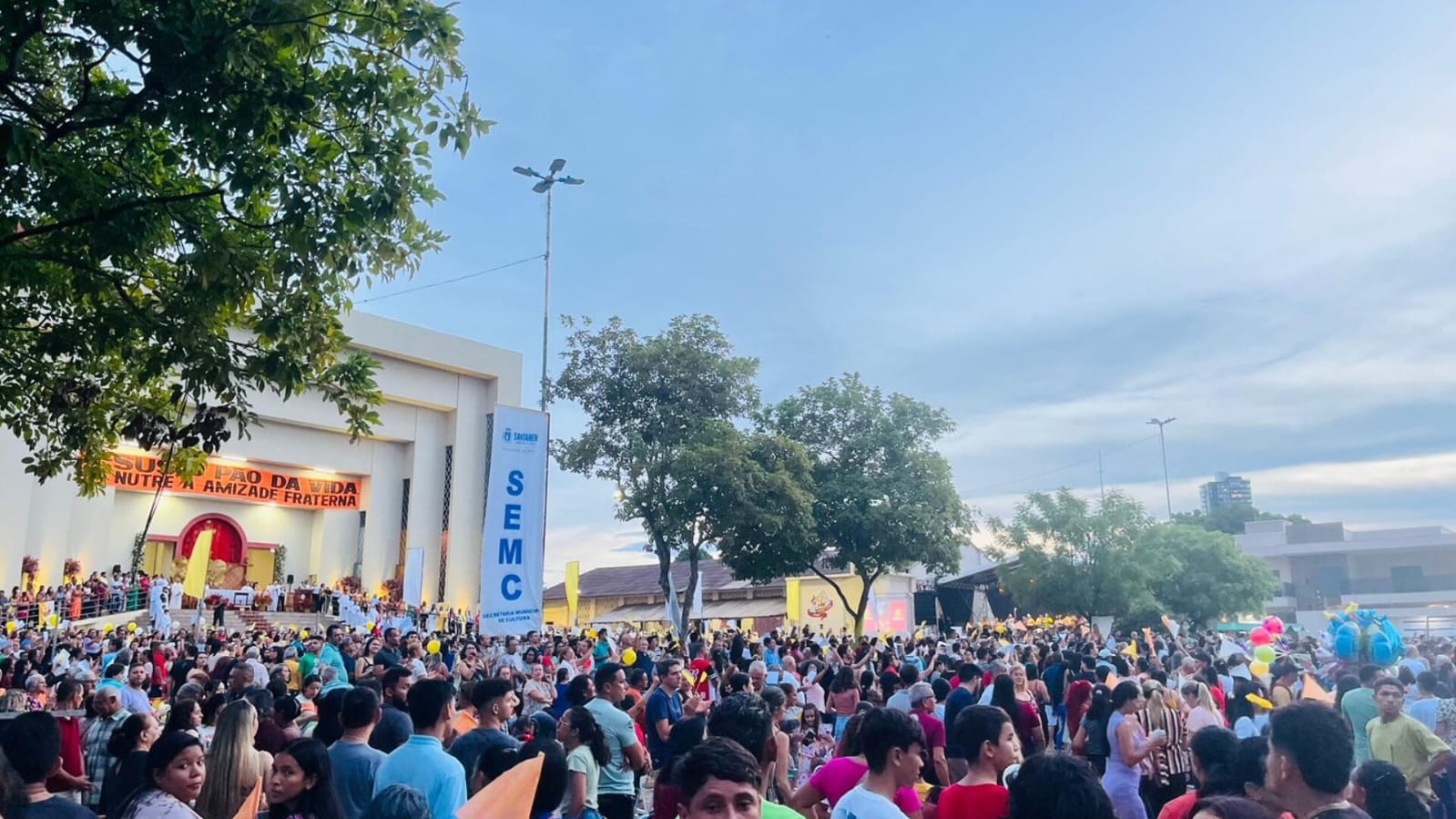 Centenas de fiéis participam da celebração da festa do Corpo de Deus na paróquia do Santíssimo Sacramento