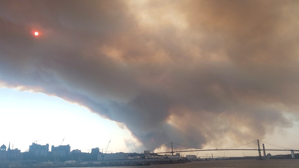 Nuvem de fumaça causada por incêndio florestal em Halifax, no Canadá, em foto de 28 de maio de 2023 — Foto: Meenakshi Guchhait via Reuters