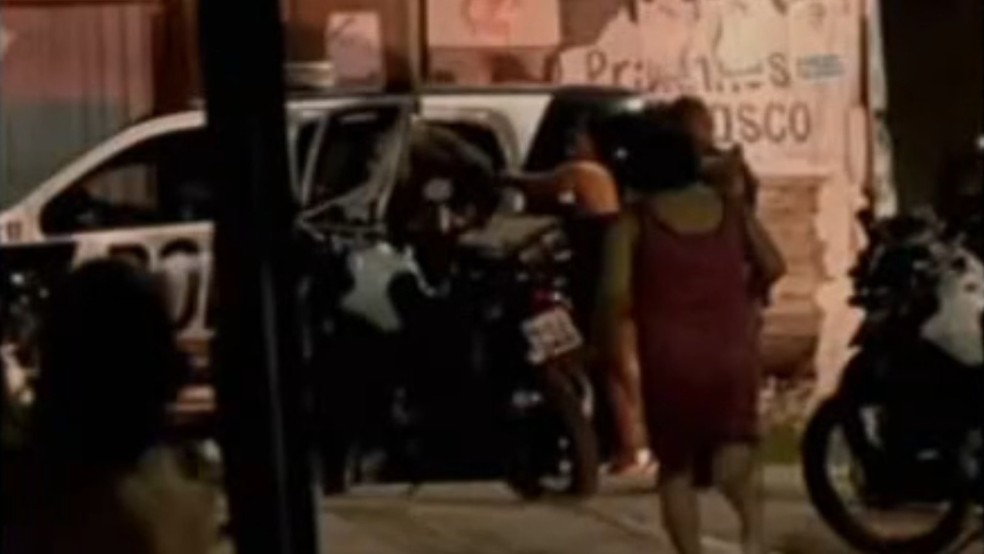 Duas crianças e dois adultos são baleados no Bairro Vicente Pinzón, em Fortaleza. — Foto: Reprodução