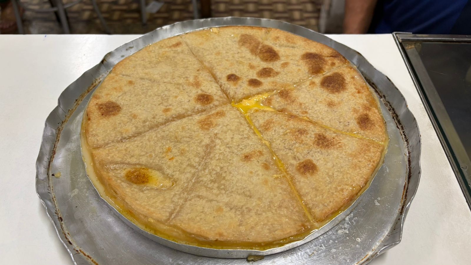 Receita secreta, quatro gerações e quase 70 anos de tradição: conheça história da pizza grega vendida em Juiz de Fora