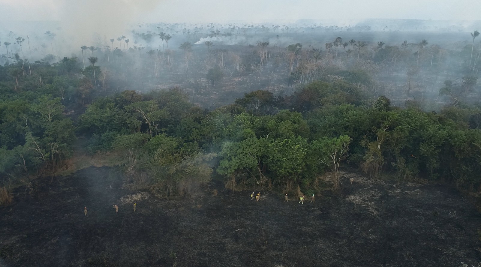 Fumaça encobre pontos em Manaus após forte incêndio atingir área de vegetação no distrito de Cacau Pirêra
